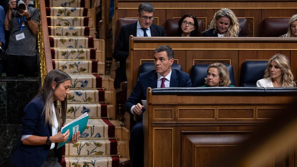 La portavoz de Junts, Míriam Nogueras, baja de la tribuna en la primera sesión del debate de investidura de Pedro Sánchez.