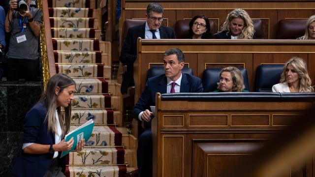 La portavoz de Junts, Míriam Nogueras, baja de la tribuna en el debate de investidura de Pedro Sánchez.