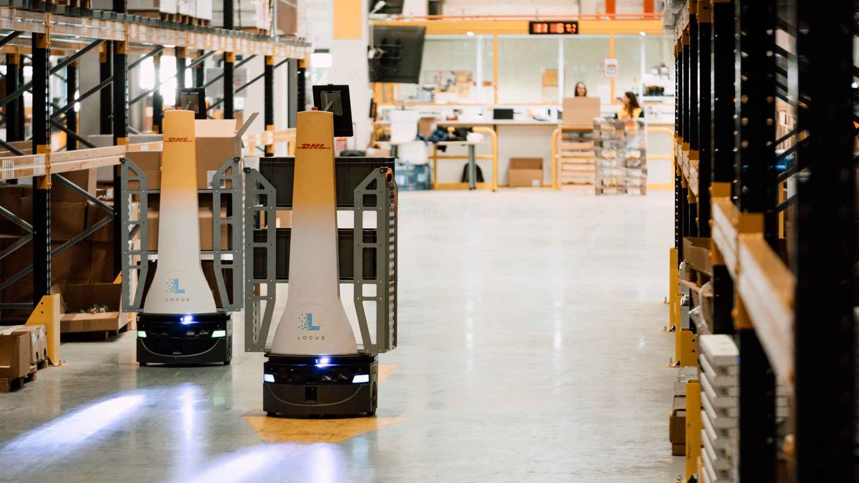 Los ‘cobots’ de Ikea recorren de forma completamente autonómoma los 12.000 m2 de su centro logístico en Illescas para la preparación de los paquetes.