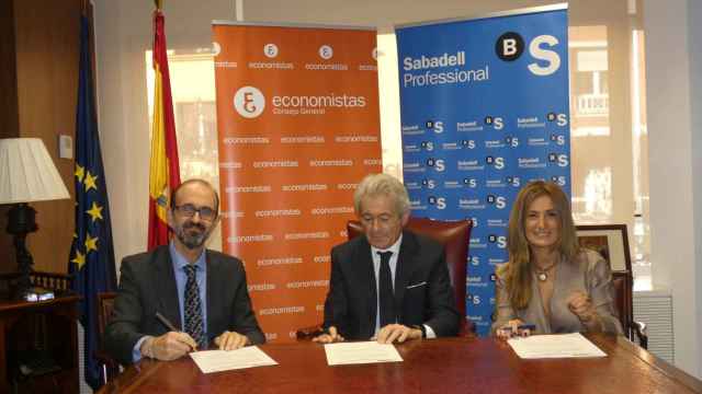 Firma del acuerdo entre Banco Sabadell y el CGE.