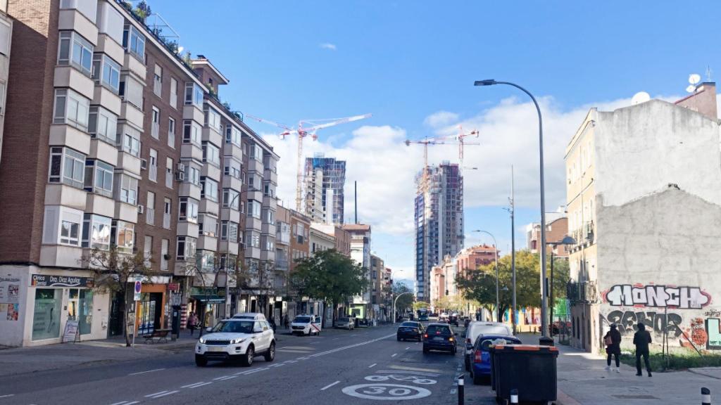 La calle Marqués de Viana con las dos torres de AXA al fondo.