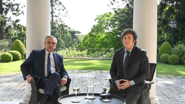 Alberto Fernández y Javier Milei durante su encuentro en la residencia presidencial.