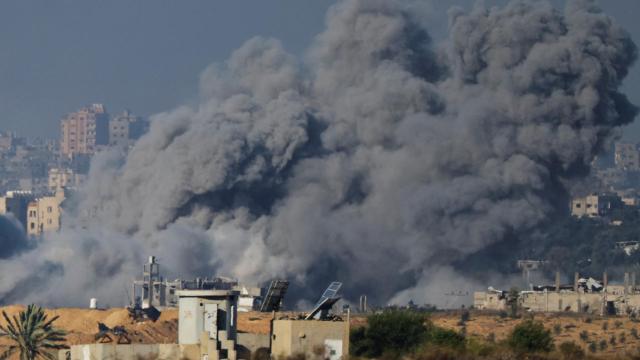 Humo en la Franja de Gaza tras varios bombardeos israelíes.