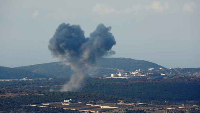 Una columna de humo en el lado libanés de la frontera entre el Líbano e Israel.