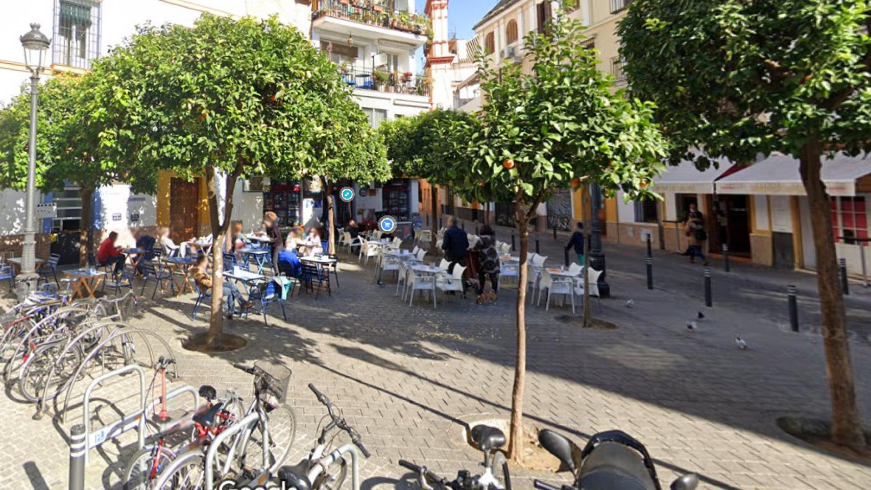 Veladores en la plaza de los Terceros del Centro de Sevilla.