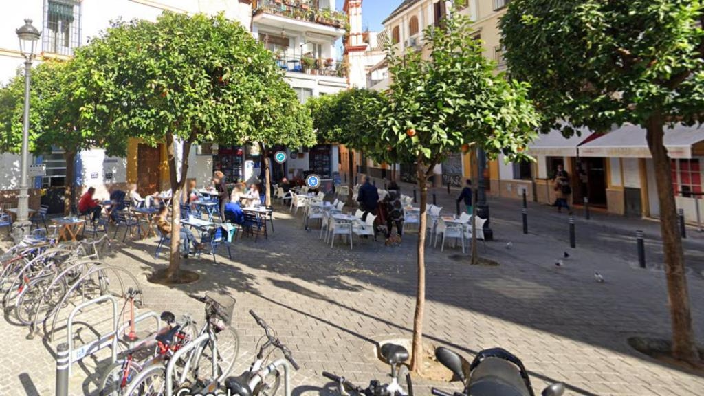 Veladores en la plaza de los Terceros del Centro de Sevilla.