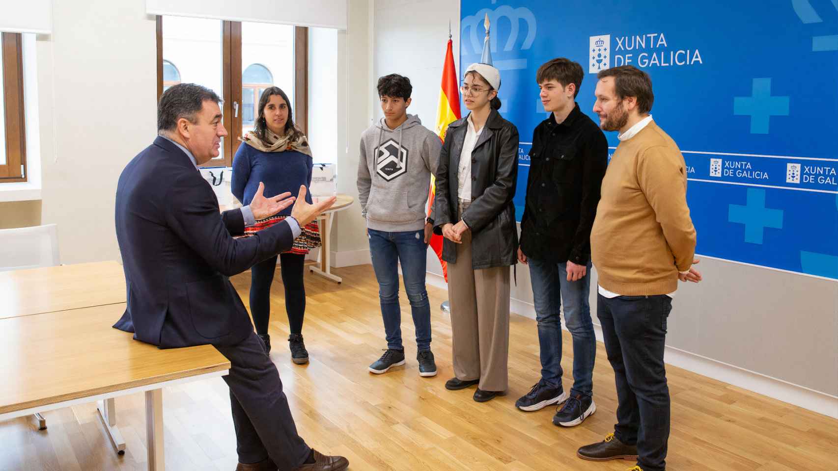 Román Rodríguez recibió a los jóvenes en la Xunta.