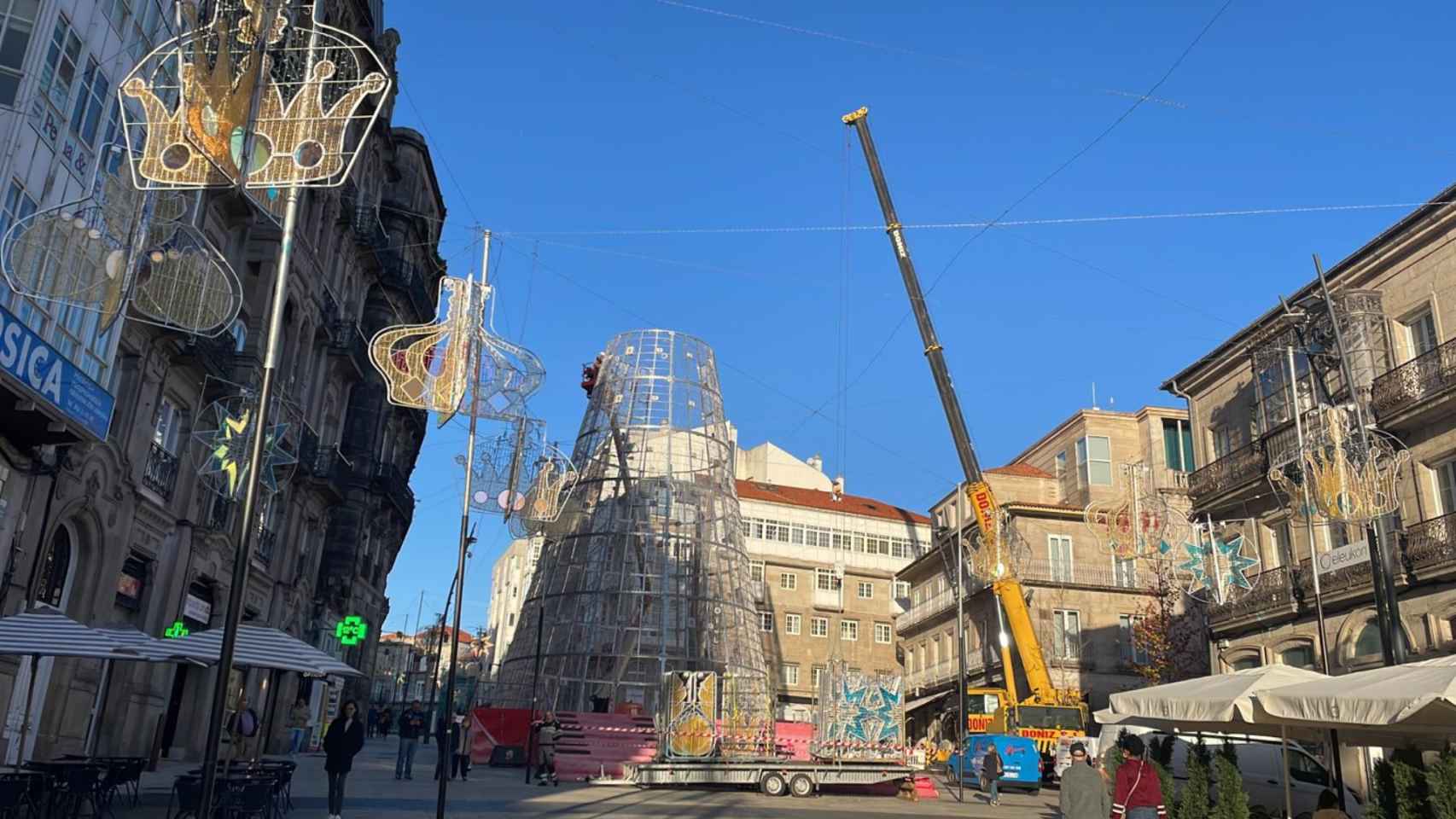 Montaje del árbol de Navidad en la Puerta del Sol.