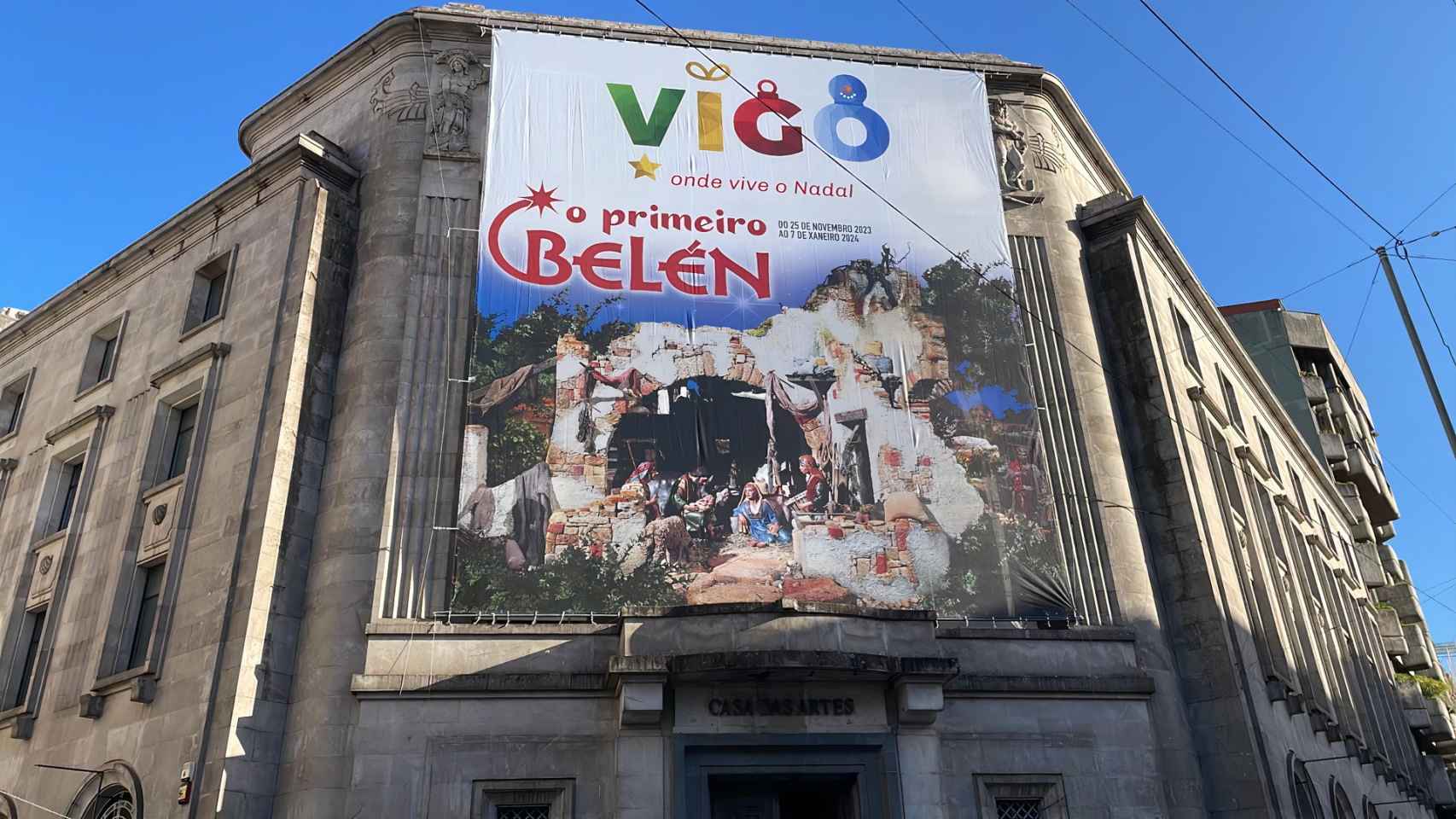 Fachada de la Casa das Artes de Vigo con el cartel del Belén Monumental.