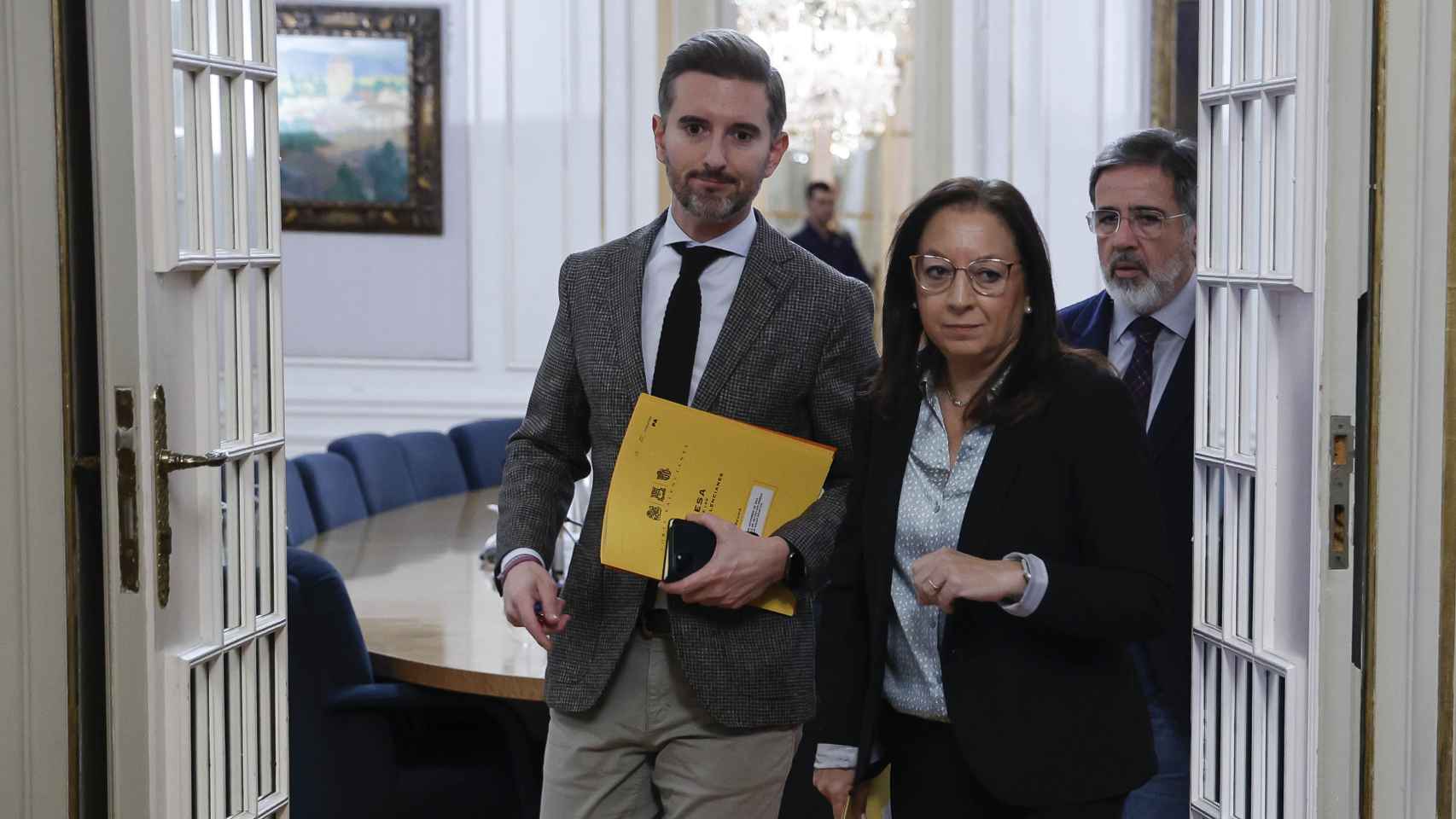 La presidenta de las Cortes Valencianas, Llanos Massó, junto a los miembros de la Mesa del PP, Alfredo Castelló y Víctor Soler, este martes
