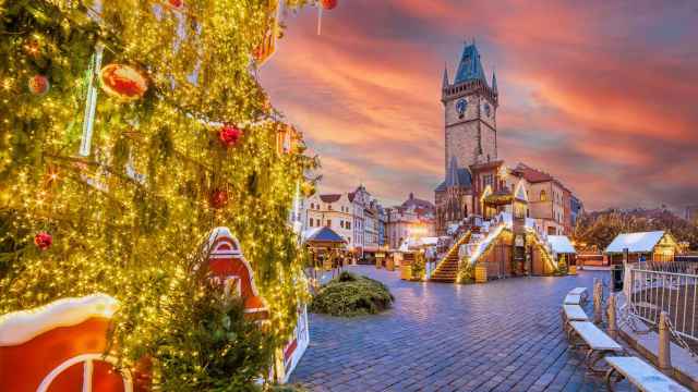 Árbol de Navidad y decoraciones al aire libre en Praga.