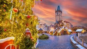 Árbol de Navidad y decoraciones al aire libre en Praga.