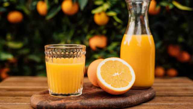 El zumo de naranja está lleno de nutrientes, pero es alto en calorías y azúcares.