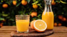 El zumo de naranja está lleno de nutrientes, pero es alto en calorías y azúcares.