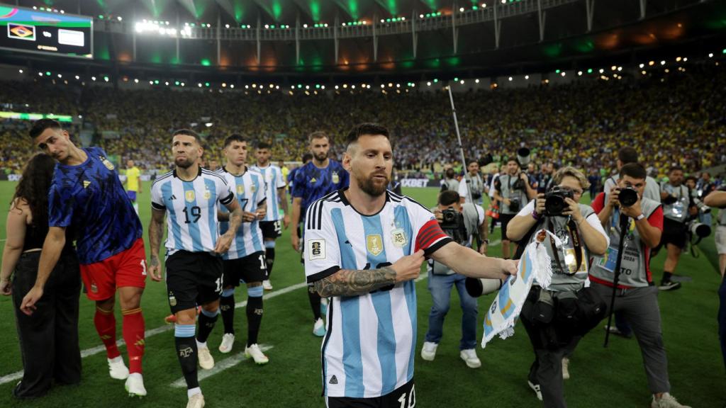 Messi ordena a sus compañeros retirarse a vestuarios por los incidentes en Maracaná