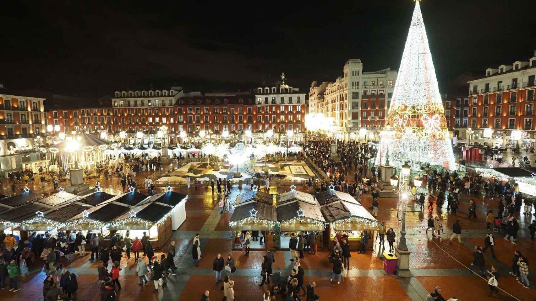 El árbol de los deseos y mercado navideño en la Plaza Mayor de Valladolid