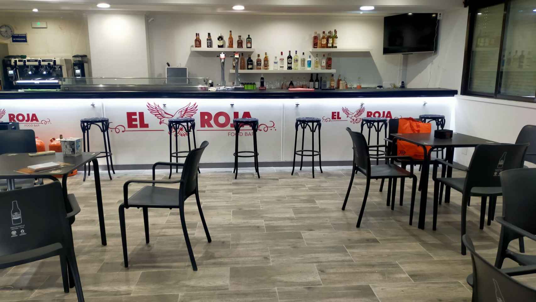 El interior del nuevo Bar El Águila Roja