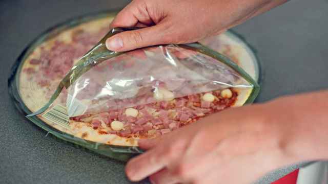 Por qué no deberíamos poner la pizza recién sacada del horno en el envase de plástico en el que viene