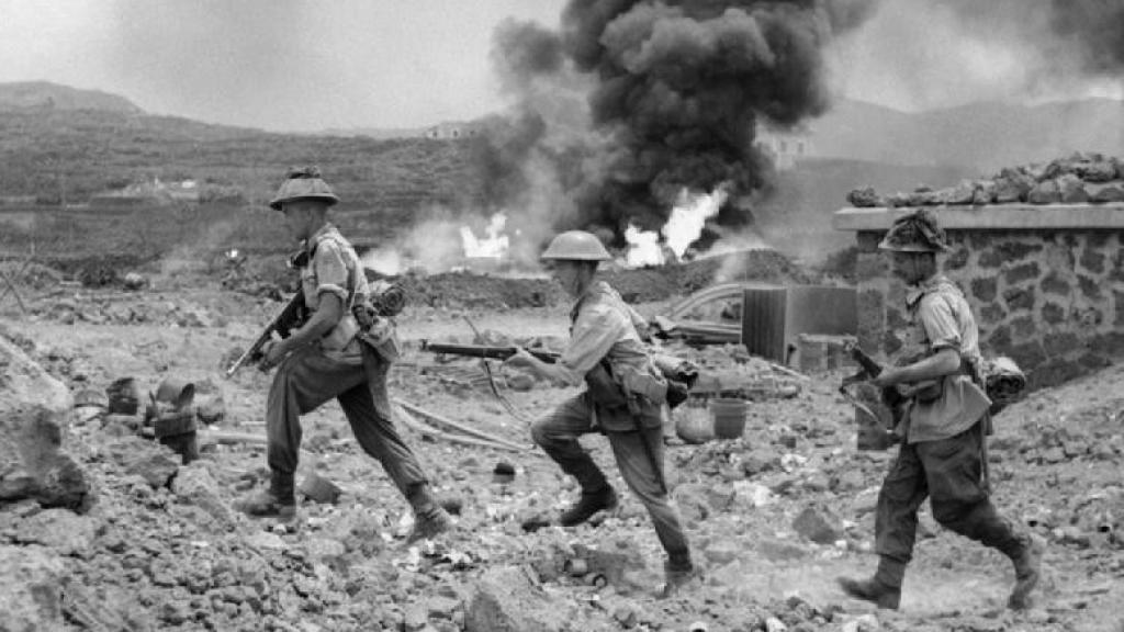 Soldados británicos durante la batalla de Sicilia en 1943