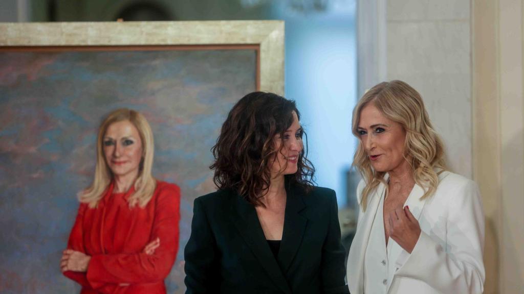 La presidenta de la Comunidad de Madrid, Isabel Díaz Ayuso, y la expresidenta madrileña, Cristina Cifuetnes, descubren el retrato institucional de la expresidenta regional en la Real Casa de Correos.