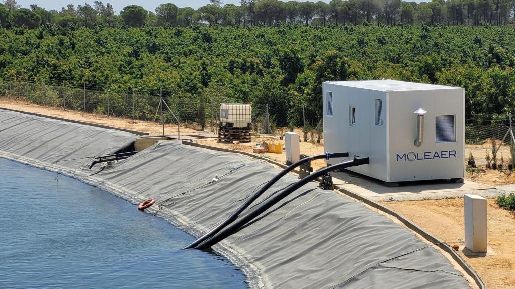 Modelo de máquina de nanoburbujas instalado en el campo