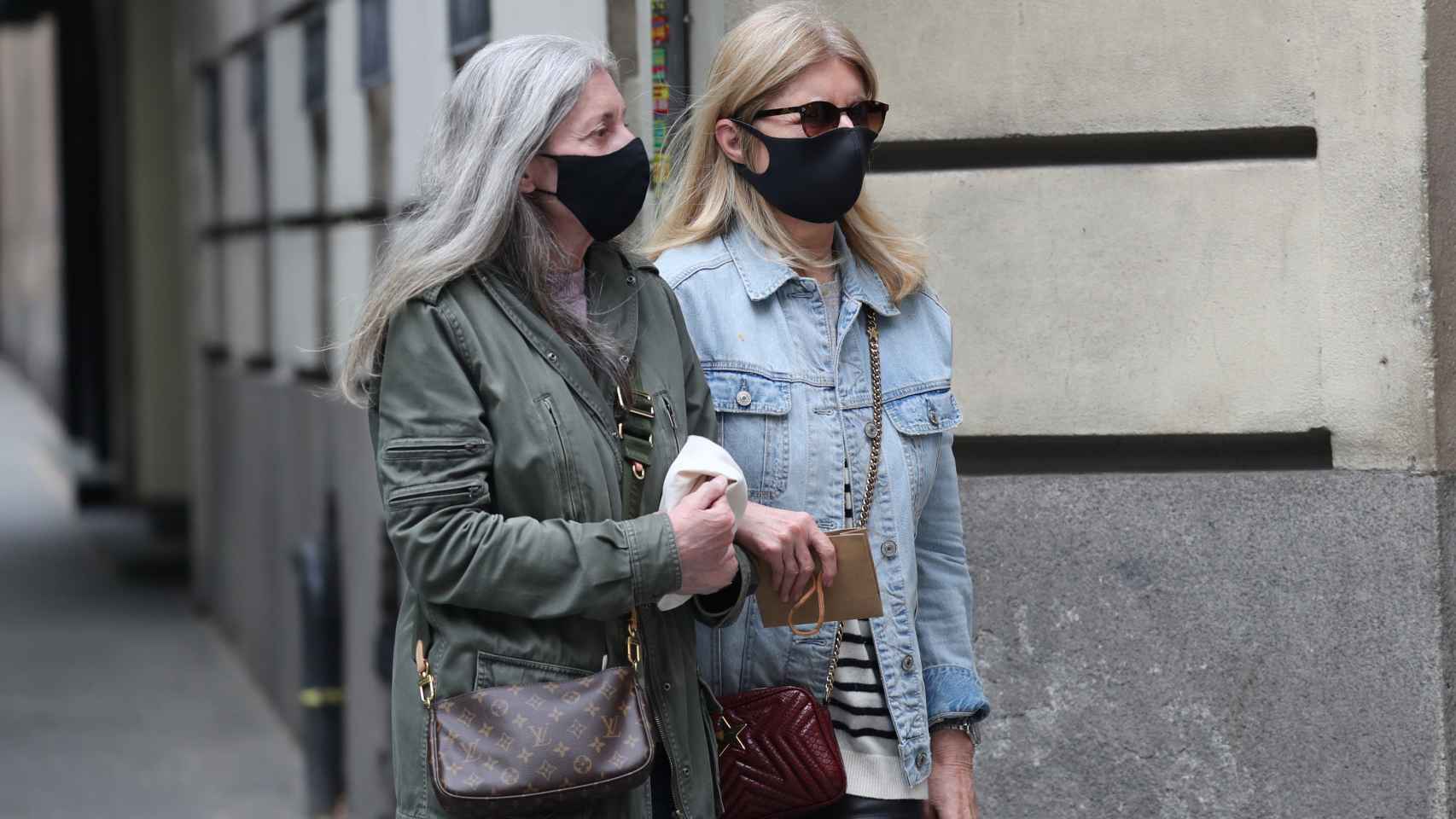 Marta Chávarri junto a su hermana, Isabel, paseando por las calles de Madrid, en mayo de 2021.
