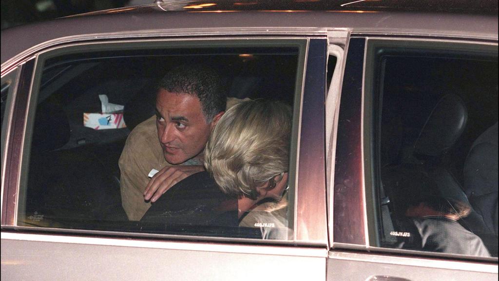 Dodi Al Fayed y Diana de Gales en el coche que minutos más tarde se estrellaría en el Puente del Alma en París.