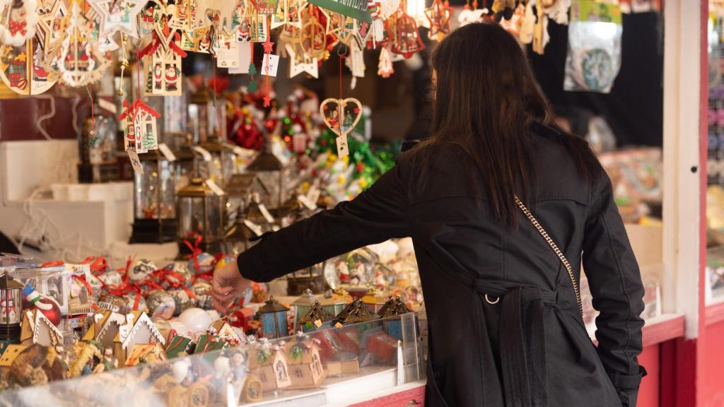 Un puesto del mercado de Navidad en la Plaza Mayor.