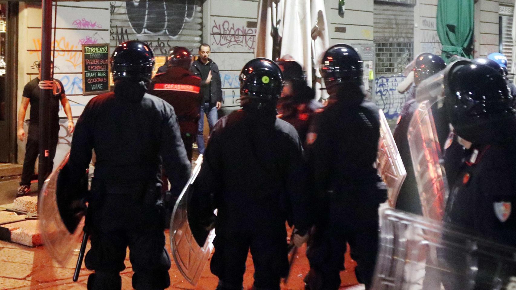La Policía interviene en los alrededores de San Siro durante el Milán - PSG.