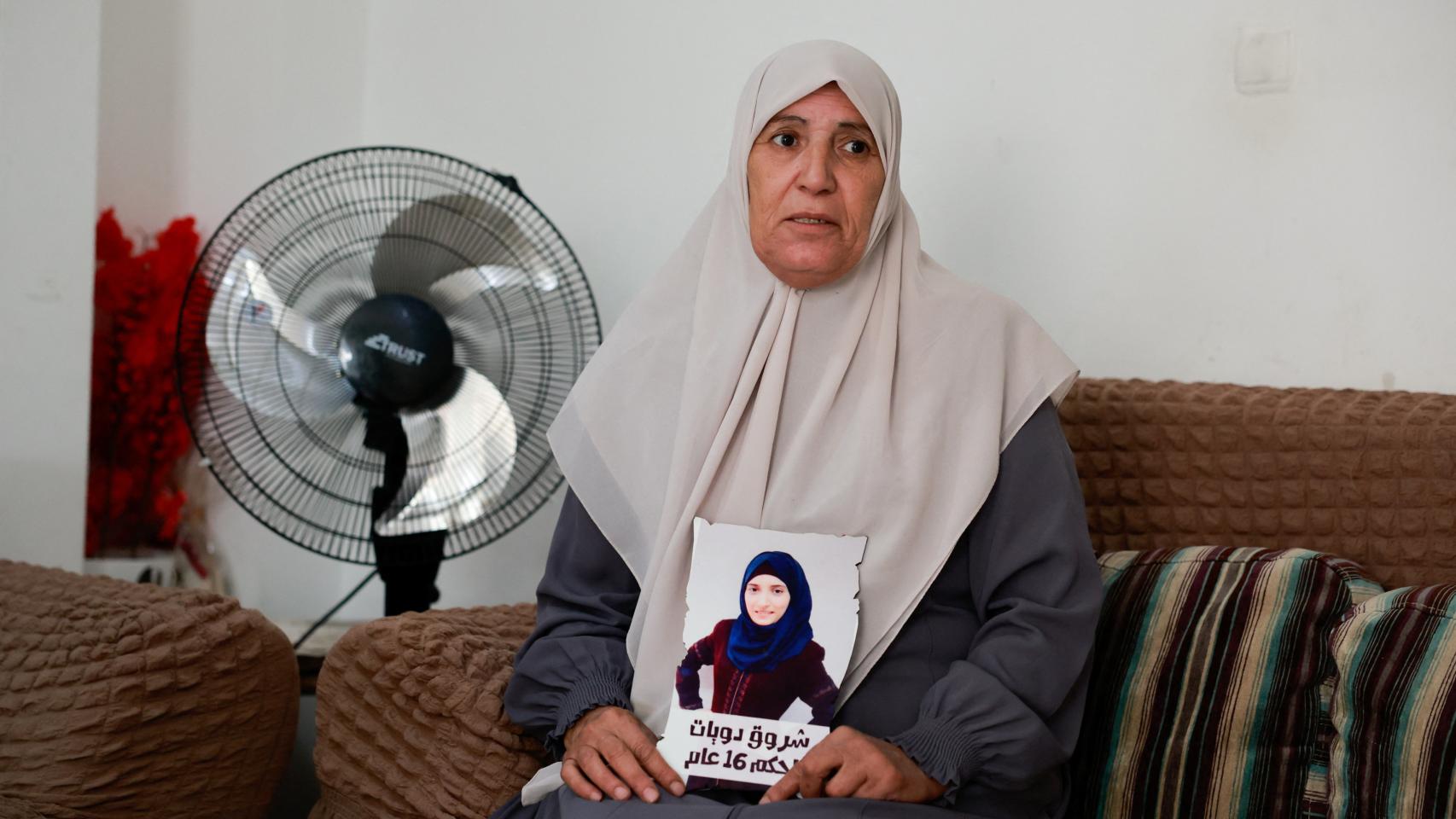 Samira, madre de la presa palestina Shoruq Dwayat, sostiene una foto de su hija.