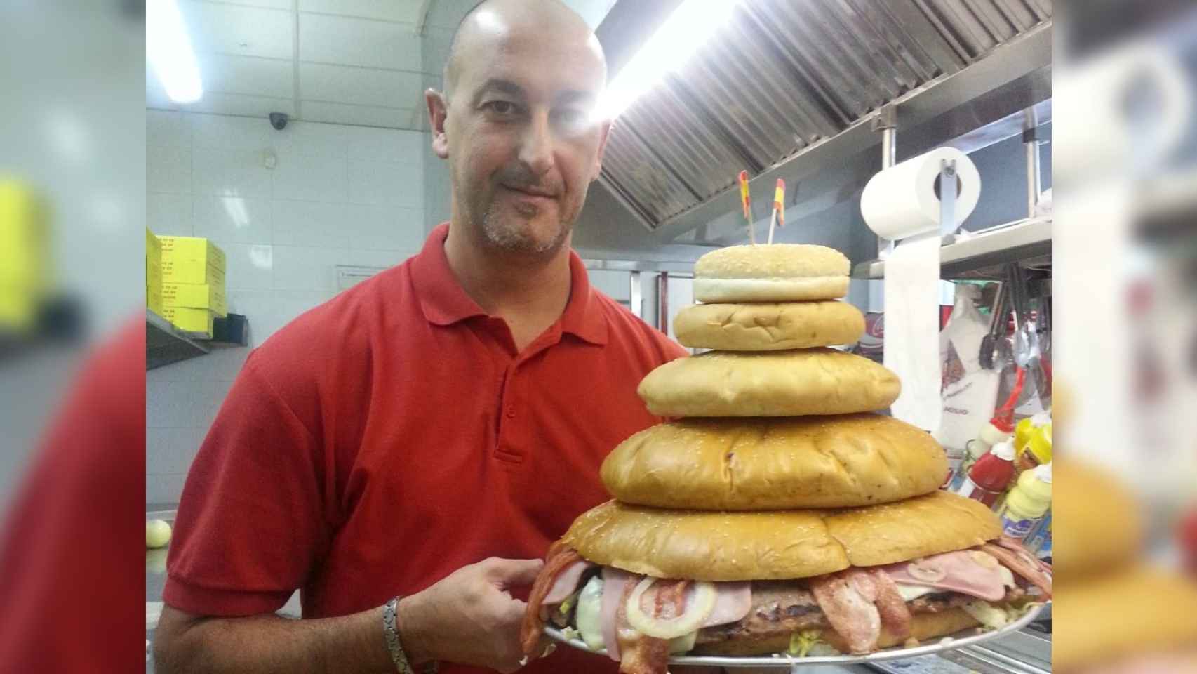 Raúl Santos posa con varios modelos de hamburguesa en una de sus cocinas.