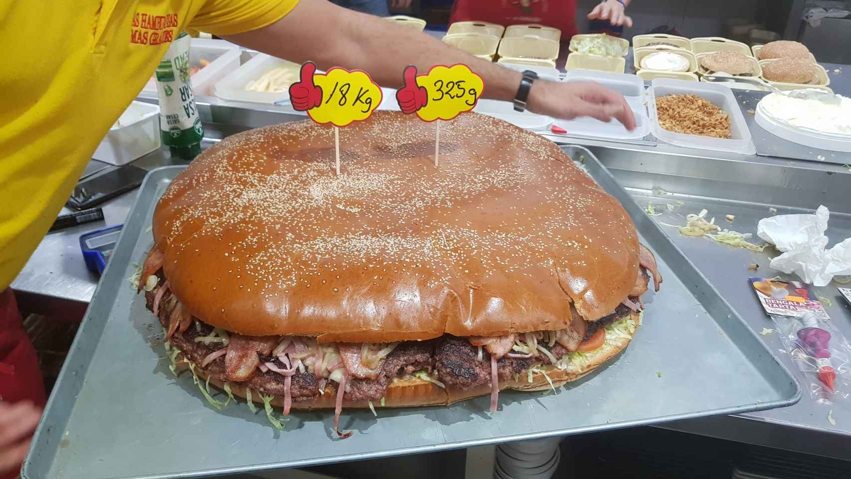 Detalle de una de las hamburguesas más grandes del menú de Different Burguer.