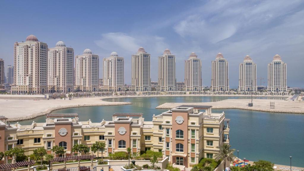 Edificios residenciales en la Perla Qatar, una isla artificial en Doha.