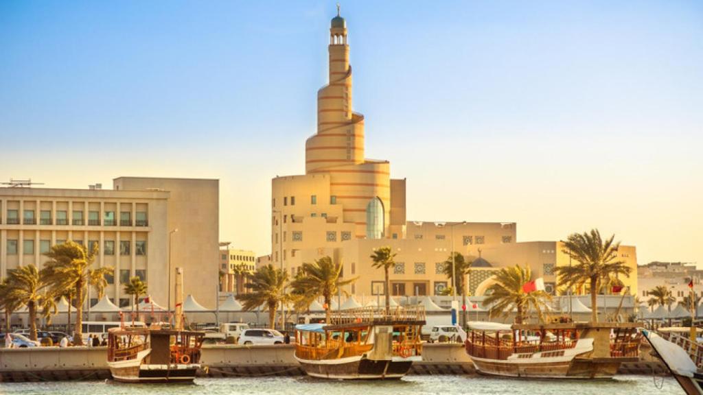 El puerto de Dhow y la mezquita de Doha.