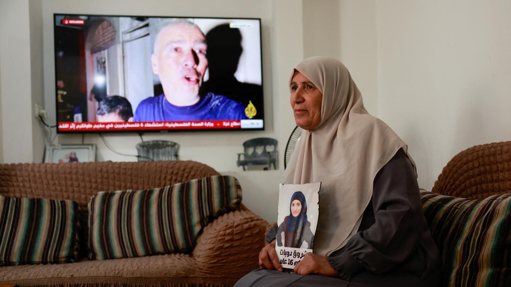 Sameera Dwayyat muestra una fotografía de su hija,  Shorouq Dwayyat, de 26 años y prisionera de Israel.