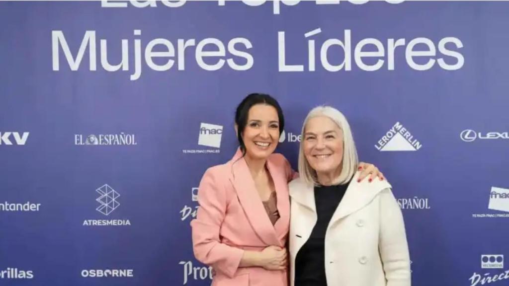 Cruz Sánchez de Lara, vicepresidenta de EL ESPAÑOL y editora de Magas, Enclave ODS y Vivir junto a Mercedes Wullich, creadora de 'Las Top 100 Mujeres Líderes'.