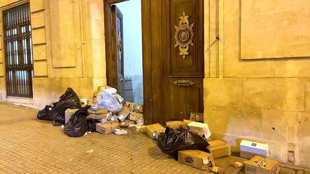 Así dejaron las puertas del Ayuntamiento de Alcoy en el ataque vandálico de este martes.