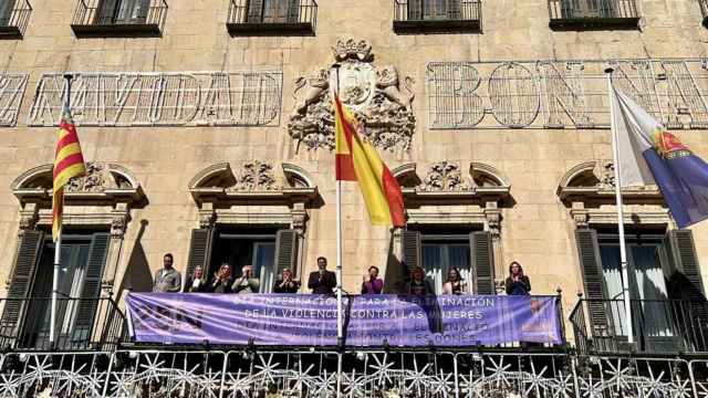 Pancarta colgada el 25-N de 2022 en el Ayuntamiento de Alicante.