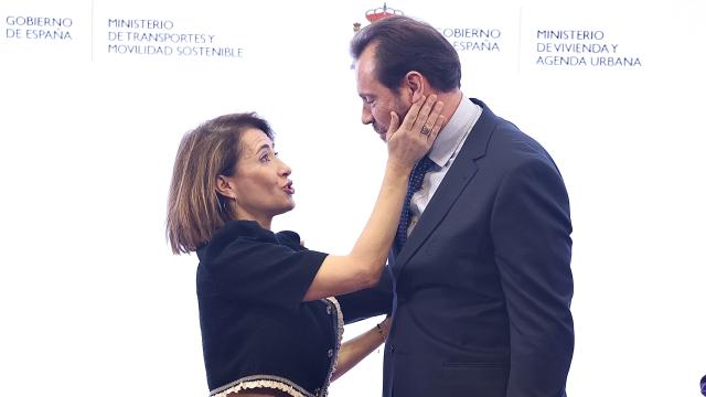 Óscar Puente recibe la cartera del Ministerio de Transportes de manos de la ministra saliente, Raquel Sánchez.