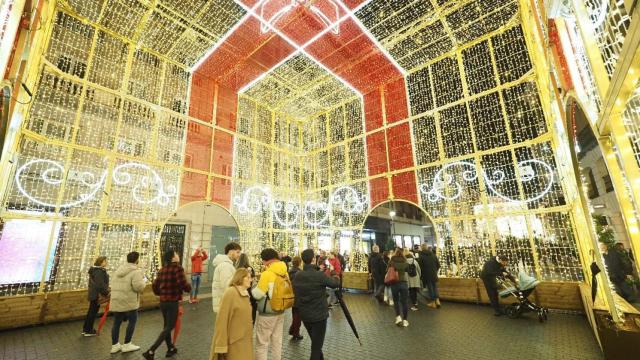 El regalo gigante de Navidad que se encuentra en la calle Santiago de Valladolid