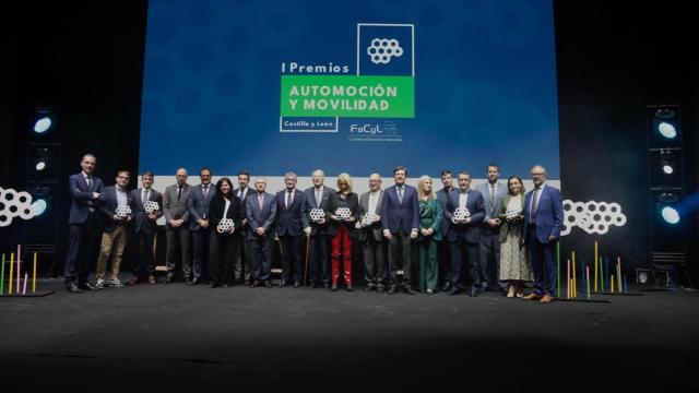 Foto de familia de los galardonado en los I Premios de la Automoción y Movilidad de Castilla y León