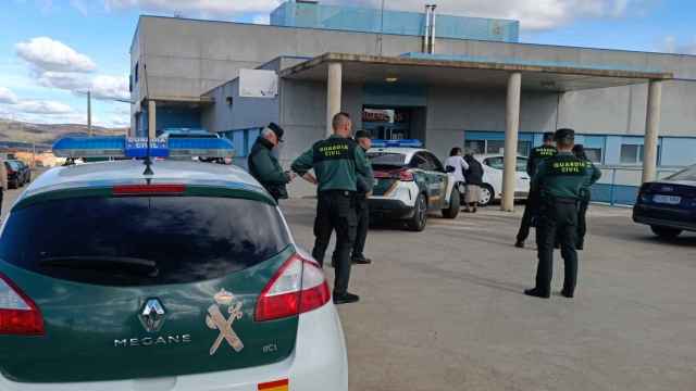 Guardia Civil acompañando al centro de salud a la mujer desaparecida en Tábara