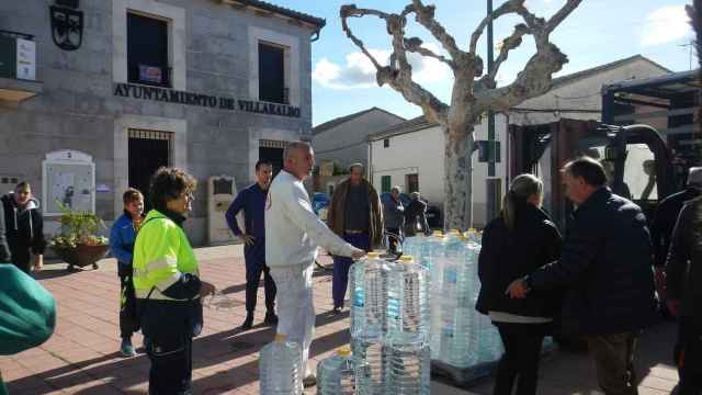 Reparto de agua embotellada en Villaralbo