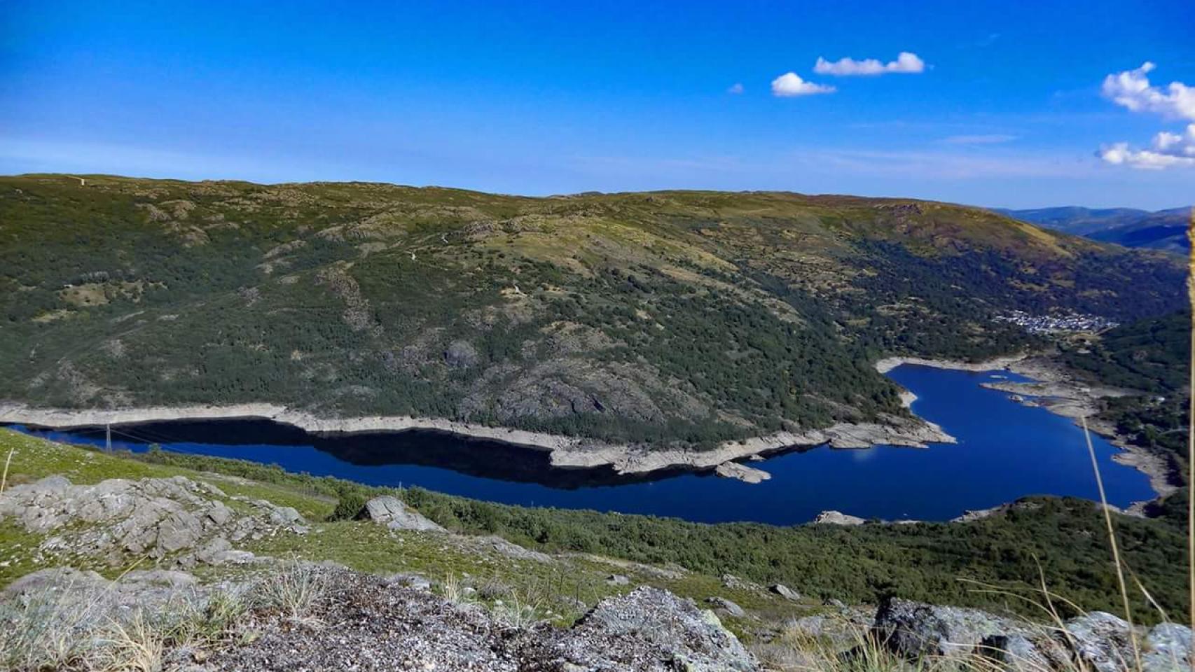 Embalse de San Sebastián y Porto de Sanabria al fondo