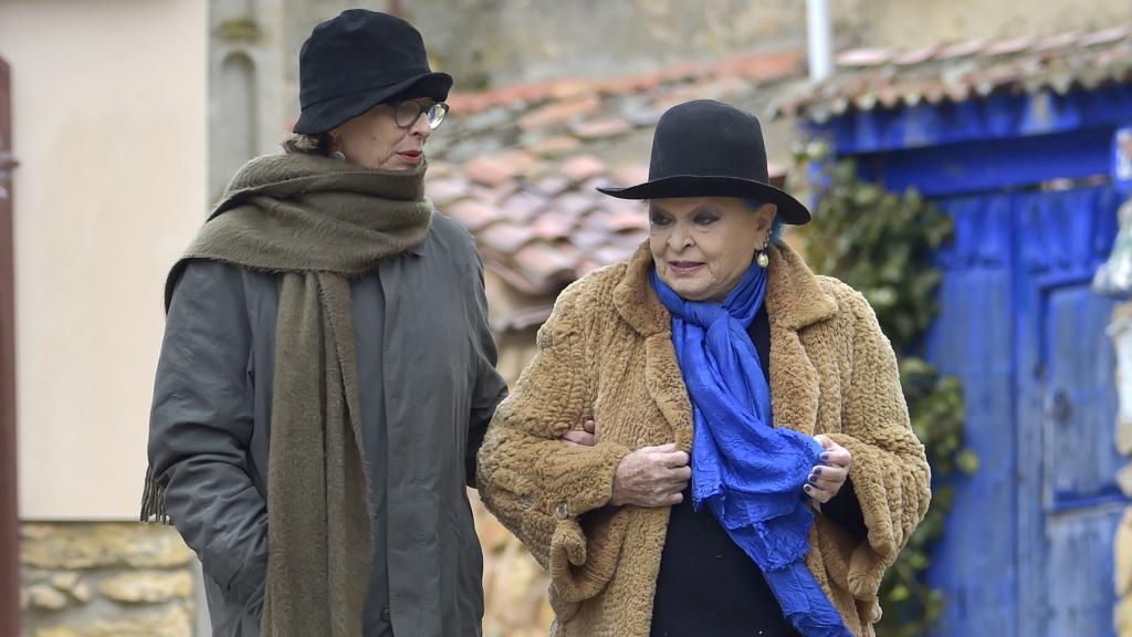 Lucía Bosé y su hija Paola en las inmediaciones de la 'casa azul'.