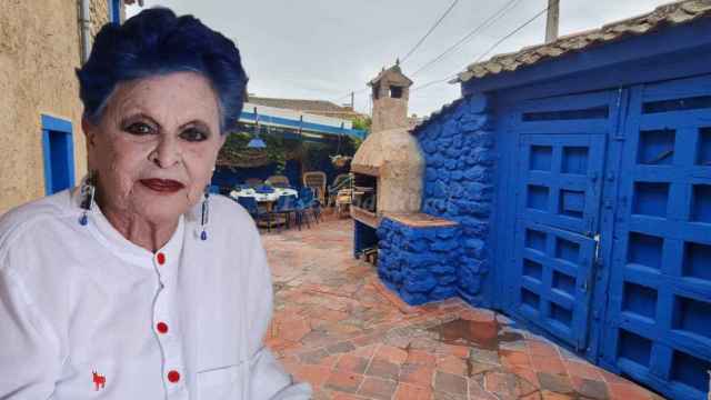 Lucía Bosé junto a la 'casa azul' de Lucía Bosé, en un montaje de JALEOS.