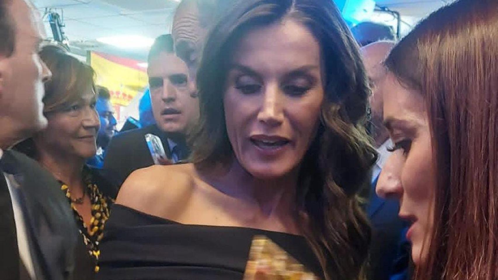 Momento en el que Ana Isabel Fernández Samper entre el libro 'Las Labores de Lagartera' a la Reina Letizia.