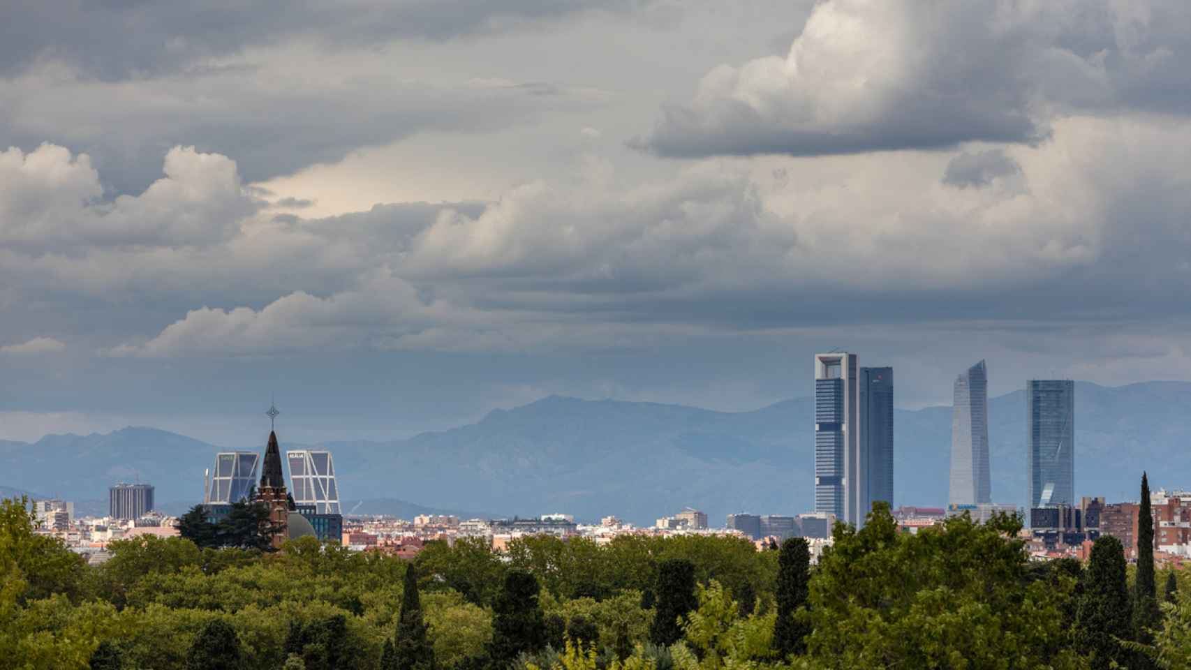 Horizonte de Madrid, visto desde un parque en Moratalaz.