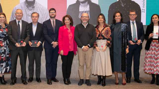 Foto de grupo de los presentadores y los representantes de las entidades galardonadas de los 'Premios Compromiso 2023' de la Fundación Integra.