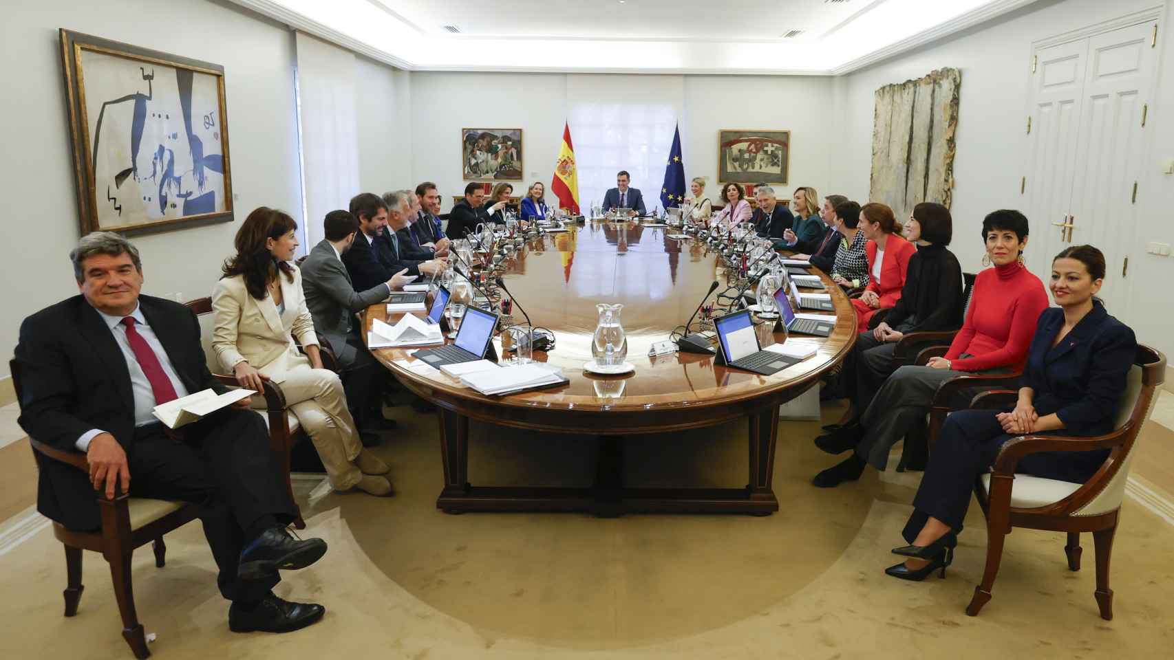 La foto de familia del nuevo Gobierno de Sánchez: sus ministros desfilan y posan uno a uno en Moncloa